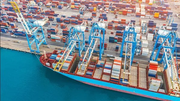 ارتفاع تكلفة شحن السفن العبور من مضيق هرمز بنسبة 60% ارتفاع تكلفة شحن السفن العبور من مضيق هرمز بنسبة 60%