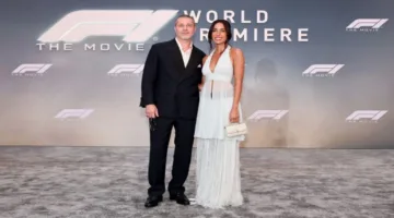 براد بيت وإينيس دي رامون يتألقان بتفاعل مميز على السجادة الحمراء لفيلم «F1»