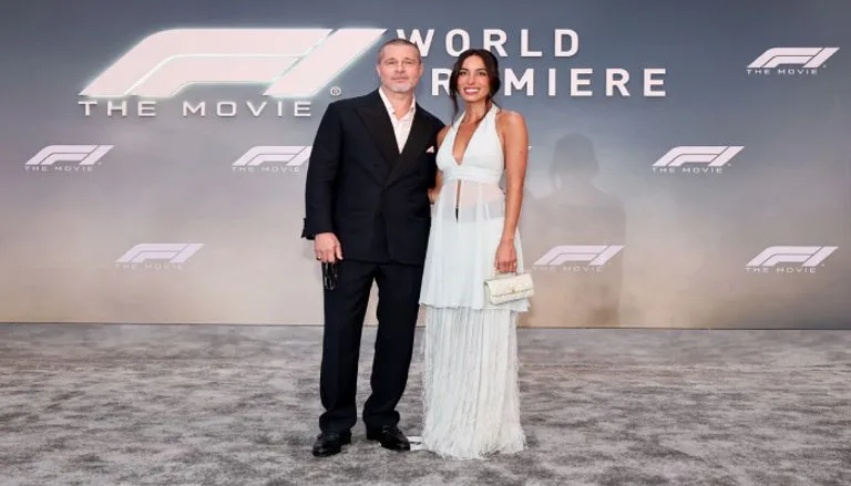 براد بيت وإينيس دي رامون يتألقان بتفاعل مميز على السجادة الحمراء لفيلم «F1» براد بيت وإينيس دي رامون يتألقان بتفاعل مميز على السجادة الحمراء لفيلم «F1»
