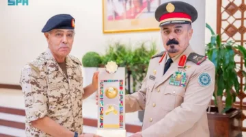أمين التحالف الإسلامي يتباحث مع رئيس هيئة الأركان البحريني حول كيفية تعزيز التعاون في مكافحة الإرهاب.