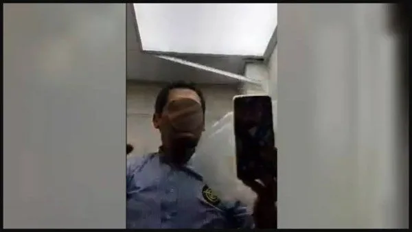اعتقال موظف قام بإخفاء هاتف في حمام السيدات لتصويرهن في كافيه بالدقي اعتقال موظف قام بإخفاء هاتف في حمام السيدات لتصويرهن في كافيه بالدقي