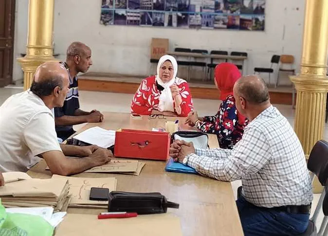 مدير إدارة جنوب الجيزة التعليمية تتابع بدء عملية تقييم الدرجات في مدرسة السعيدية