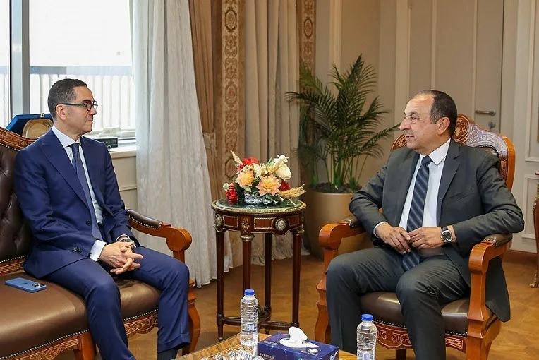 وزيرَا الأعمال والاستثمار يروّجان لفرص الاستثمار في مجال الغزل والنسيج وزيرَا الأعمال والاستثمار يروّجان لفرص الاستثمار في مجال الغزل والنسيج