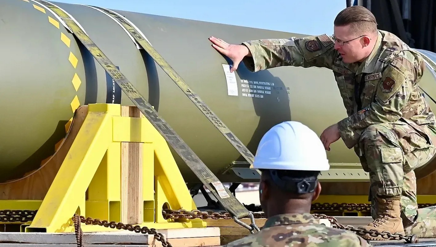 قنبلة GBU-57 (انترنت).