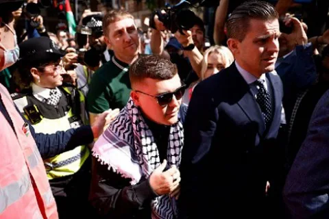 مغني من فرقة “نيكاب” الإيرلندية الشمالية يُحاكم بتهمة دعم “حزب الله”