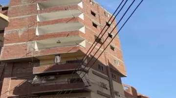 محافظة الإسماعيلية تُ demolish 5 طوابق غير قانونية من مبنى في الحي الثالث