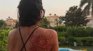 سارة عبدالرحمن تزخرف جسمها بالحناء.. وتعليقات الجمهور: “أين الجمال؟” (صور)