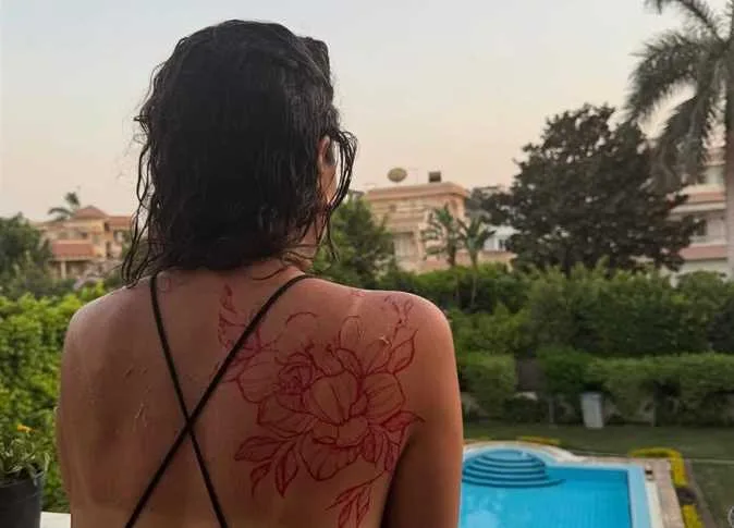 سارة عبدالرحمن تزخرف جسمها بالحناء.. وتعليقات الجمهور: “أين الجمال؟” (صور) سارة عبدالرحمن تزخرف جسمها بالحناء.. وتعليقات الجمهور: “أين الجمال؟” (صور)