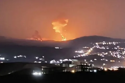 انفجارات عنيفة جديدة في شرق طهران وسحب من الدخان الأسود تتصاعد فوق عدة مناطق، والجيش الإسرائيلي يُعلن استهدافه مواقع عسكرية في العاصمة الإيرانية. انفجارات عنيفة جديدة في شرق طهران وسحب من الدخان الأسود تتصاعد فوق عدة مناطق، والجيش الإسرائيلي يُعلن استهدافه مواقع عسكرية في العاصمة الإيرانية.