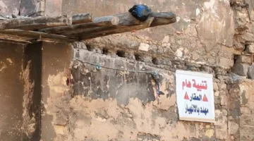 لجنة من محافظة القاهرة تفحص مبنى معرض لخطر الانهيار في منطقة السيدة زينب