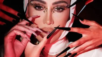 مايا دياب تتألق بـ«أظافر نارية»