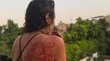 سارة عبدالرحمن تستعيد تواجدها الفني من خلال “تاتوهات” في مواقع متعددة (صور)