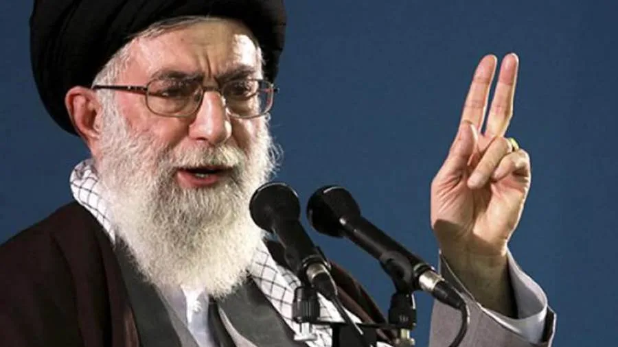 خامنئي يرفض عرض ترامب لل surrender ويحذر من التدخل الأمريكي خامنئي يرفض عرض ترامب لل surrender ويحذر من التدخل الأمريكي