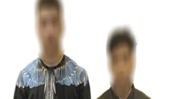 شخصان يعتديان على آخر بسلاح أبيض في النزهة بسبب موقف سيارة | فيديو