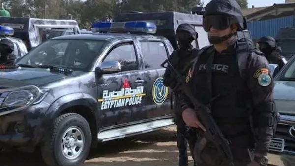 تحقيق في تفاصيل فيديو يظهر اعتداء مجموعة من الأفراد على شخص آخر في القاهرة تحقيق في تفاصيل فيديو يظهر اعتداء مجموعة من الأفراد على شخص آخر في القاهرة