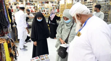 حجاج بيت الله يختتمون زيارتهم للمدينة المنورة بالتسوق وشراء الهدايا التذكارية