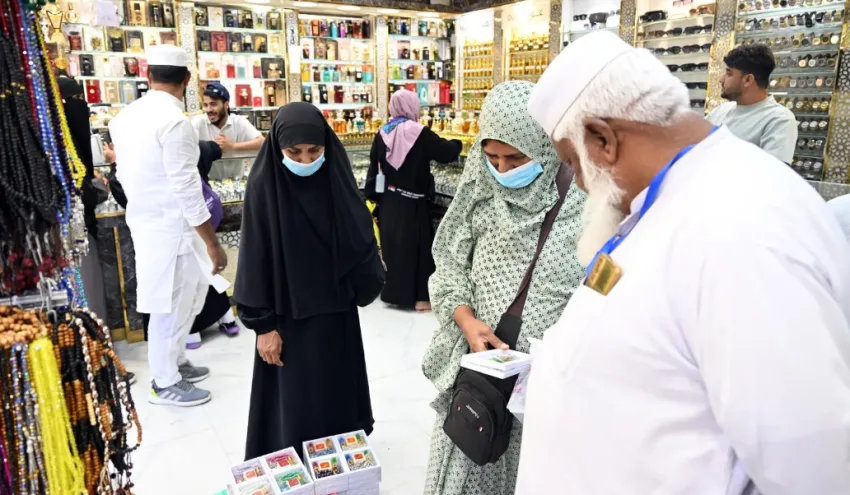 حجاج بيت الله يختتمون زيارتهم للمدينة المنورة بالتسوق وشراء الهدايا التذكارية حجاج بيت الله يختتمون زيارتهم للمدينة المنورة بالتسوق وشراء الهدايا التذكارية