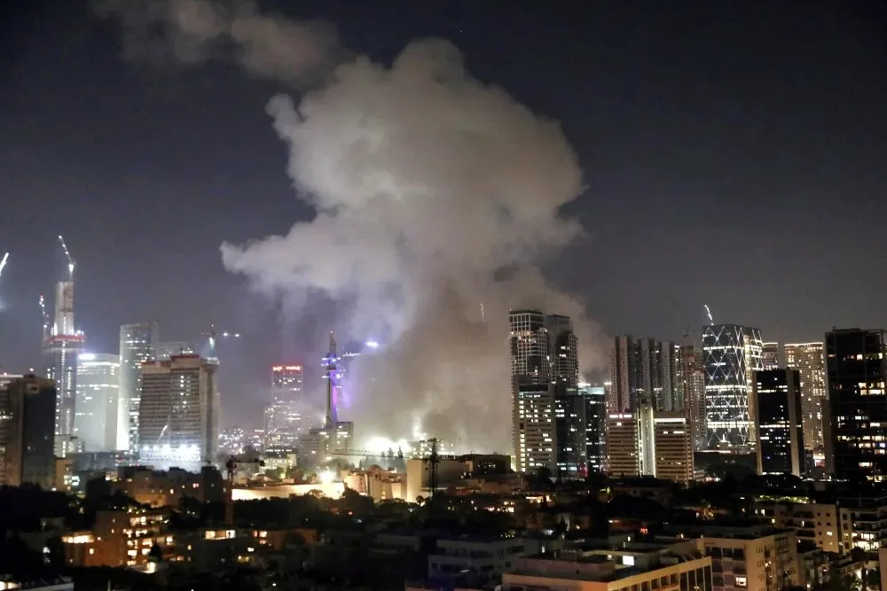 إيران تطلق مجموعة جديدة من الصواريخ نحو إسرائيل وإنذارات الطوارئ تعم تل أبيب إيران تطلق مجموعة جديدة من الصواريخ نحو إسرائيل وإنذارات الطوارئ تعم تل أبيب