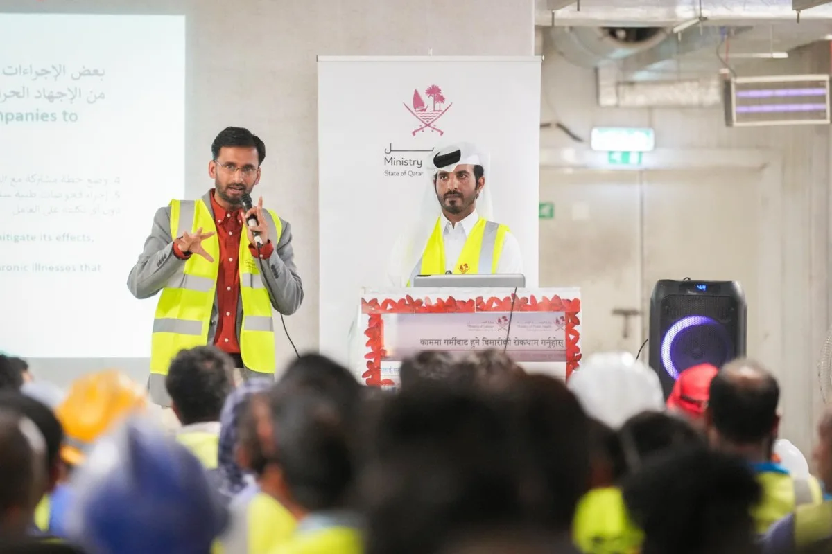 وزارة العمل تبدأ حملة توعية حول مخاطر الإجهاد الحراري للعاملين في قطاع البناء بمنطقة اللؤلؤة. وزارة العمل تبدأ حملة توعية حول مخاطر الإجهاد الحراري للعاملين في قطاع البناء بمنطقة اللؤلؤة.