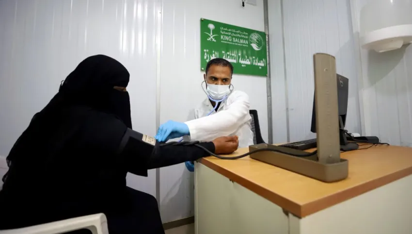 العيادات الطبية المتنقلة لمركز الملك سلمان في الغرزة توفر خدماتها العلاجية لـ (1,457) شخصًا.