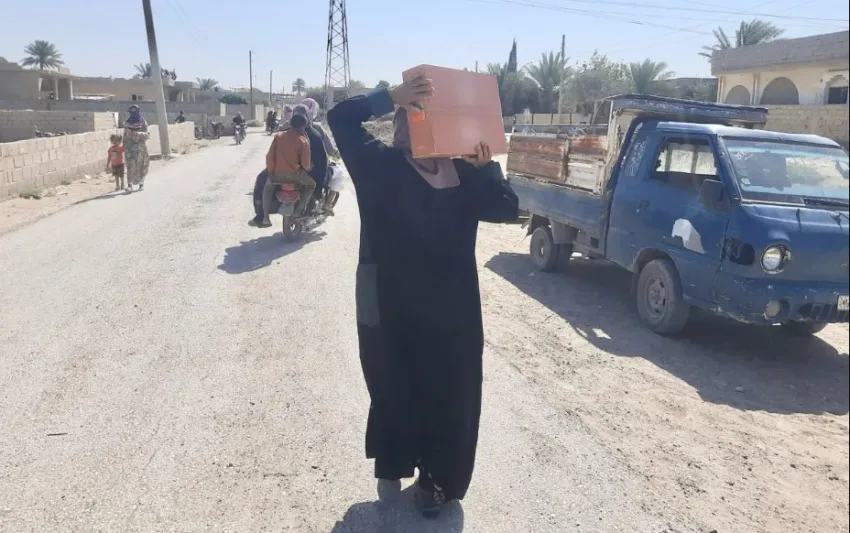 مركز الملك سلمان يوزع (3,489) صندوقًا من التمور في محافظة دير الزور بسوريا.