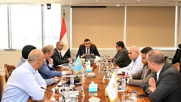 وزير الإسكان يلتقي بمسؤولي شركة غارديان غلاس العالمية المتخصصة في إنتاج الزجاج وزير الإسكان يلتقي بمسؤولي شركة غارديان غلاس العالمية المتخصصة في إنتاج الزجاج