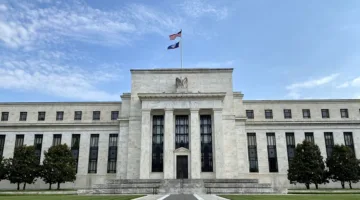 الفيدرالي الأمريكي maintains أسعار الفائدة للربع الرابع على التوالي