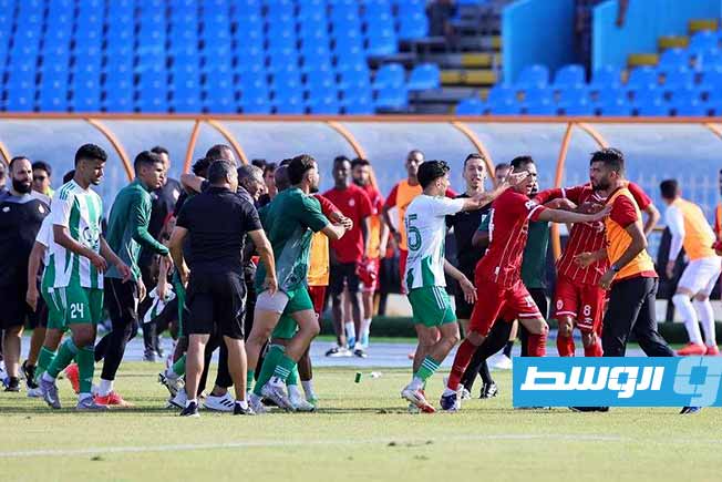 اشتباكات بين لاعبي الاتحاد والأهلي طرابلس خلال مباراة الديربي بينهما، 18 يونيو 2025 (الإنترنت)