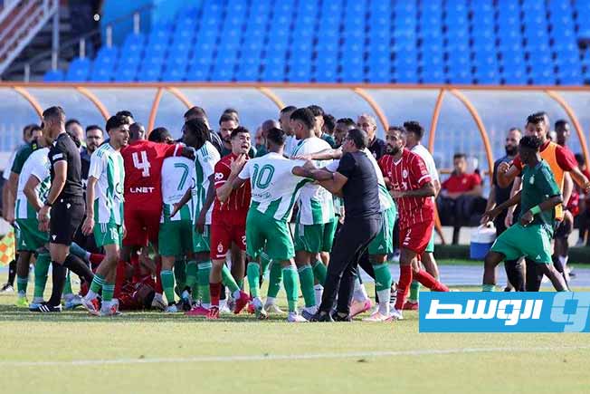 اشتباكات بين لاعبي الاتحاد والأهلي طرابلس خلال مباراة الديربي بينهما، 18 يونيو 2025 (الإنترنت)