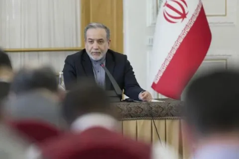 إيران تؤكد التزامها بالدبلوماسية وتتصرف “في إطار الدفاع عن النفس” ضد إسرائيل، وتنفي ارسال وفد للخارج، مشددة على أنها لن تستسلم ولا تتفاوض تحت الضغط، وتدعو إلى وقف الهجمات الإسرائيلية قبل استئناف أي محادثات.