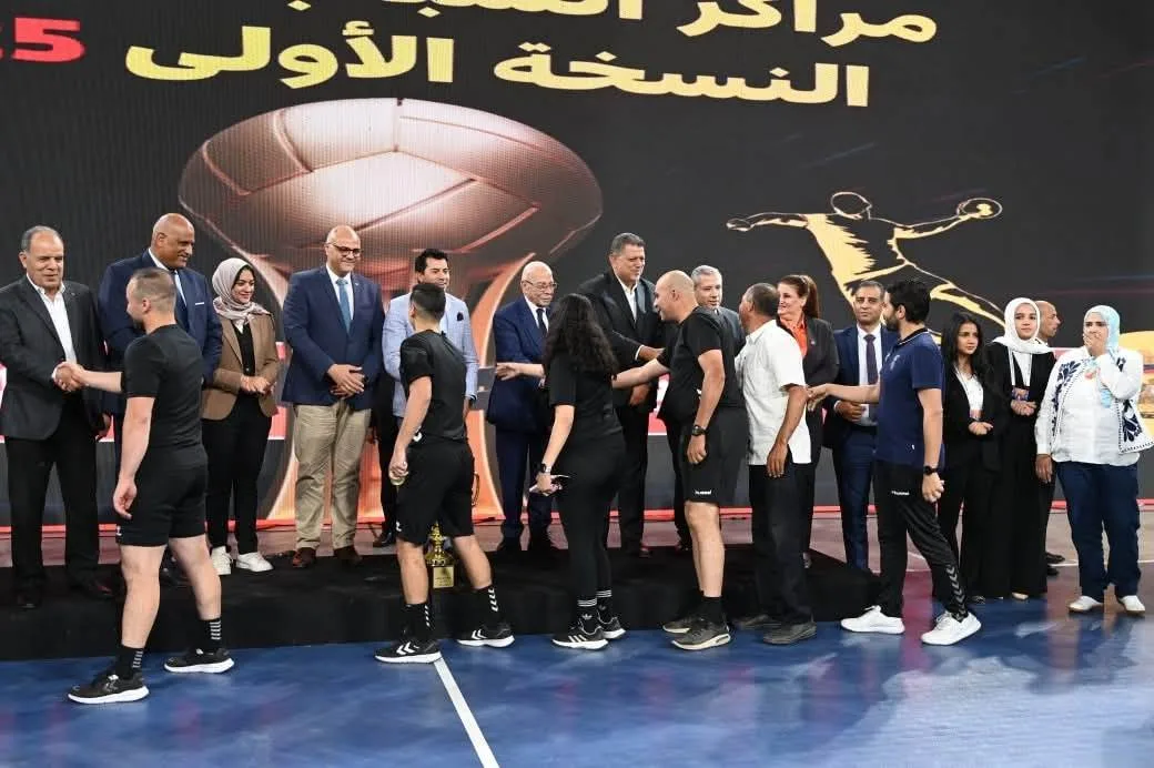 وزير الرياضة ومحافظ القليوبية يحضران المباراة النهائية لدوري مراكز الشباب في كرة اليد وزير الرياضة ومحافظ القليوبية يحضران المباراة النهائية لدوري مراكز الشباب في كرة اليد