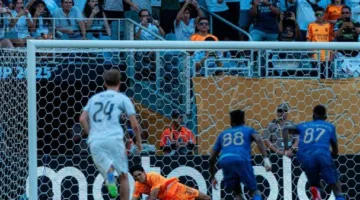 الهلال يعزز معاناة الريال في الحفاظ على الشباك النظيفة ضد الفرق العربية في كأس العالم للأندية.