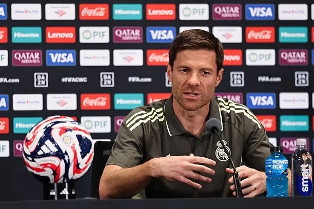 ألونسو يحث لاعبي ريال مدريد على استغلال الإيجابيات ومراجعة السلبيات في مباراة الهلال. ألونسو يحث لاعبي ريال مدريد على استغلال الإيجابيات ومراجعة السلبيات في مباراة الهلال.
