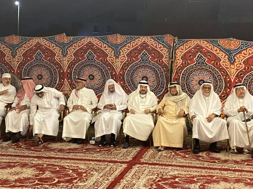 آل طيب يستقبلون المعزين في وفاة فقيدتهم