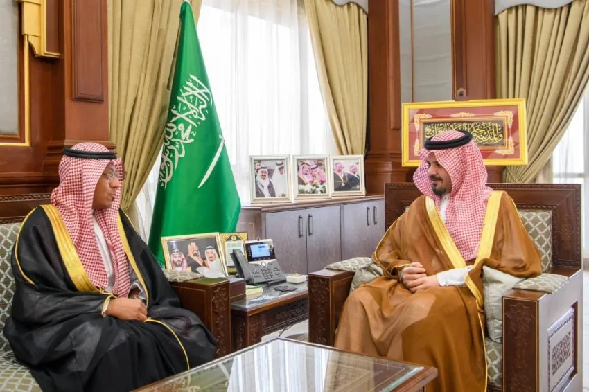 أمير المدينة يستعرض تقرير الالتزام البيئي أمير المدينة يستعرض تقرير الالتزام البيئي