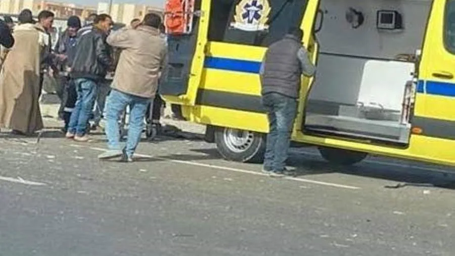 إصابة 11 فردًا في حادث تصادم بين سيارتين إصابة 11 فردًا في حادث تصادم بين سيارتين