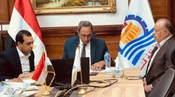 عن طريق مكالمة فيديو.. محافظ قنا يراجع قضايا تقنين أراضي الدولة وانتهاكات البناء.