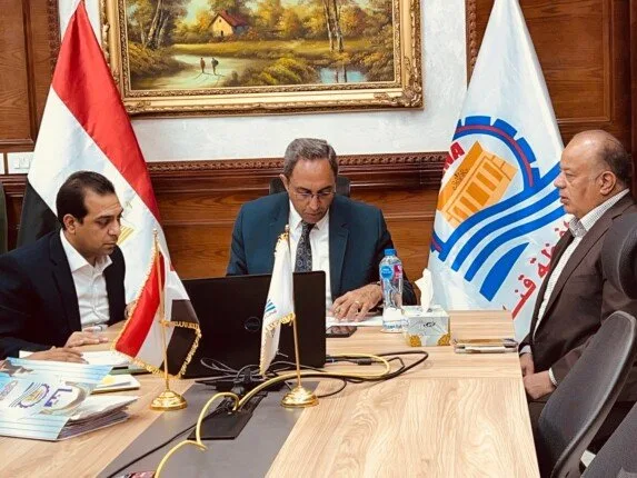 عن طريق مكالمة فيديو.. محافظ قنا يراجع قضايا تقنين أراضي الدولة وانتهاكات البناء. عن طريق مكالمة فيديو.. محافظ قنا يراجع قضايا تقنين أراضي الدولة وانتهاكات البناء.
