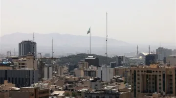 الجيش الإسرائيلي يوجه أوامر إخلاء لسكان منطقتي آراك وخندب الإيرانية.