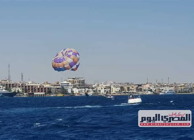 للراغبين في تجربة التحليق فوق البحر الأحمر.. «Parasailing» تجربة ممتعة في سماء الغردقة للراغبين في تجربة التحليق فوق البحر الأحمر.. «Parasailing» تجربة ممتعة في سماء الغردقة