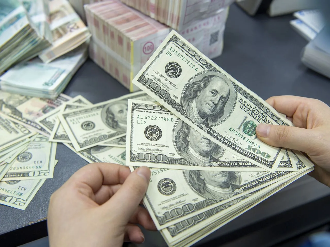 سحب 800 مليون دولار في 24 ساعة: أسباب ارتفاع سعر الدولار مقابل الجنيه مجددًا؟ سحب 800 مليون دولار في 24 ساعة: أسباب ارتفاع سعر الدولار مقابل الجنيه مجددًا؟