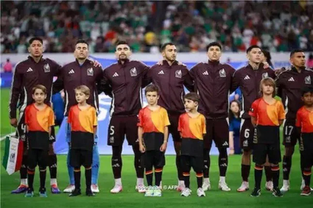 المكسيك وكوستاريكا تتأهلان إلى ربع النهائي في بطولة الكأس الذهبية. المكسيك وكوستاريكا تتأهلان إلى ربع النهائي في بطولة الكأس الذهبية.