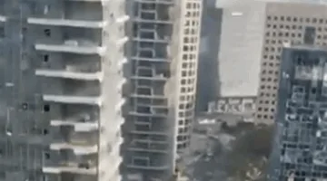 إيران تطلق صواريخ تسببت في دمار كبير لمبنى في تل أبيب (فيديو)