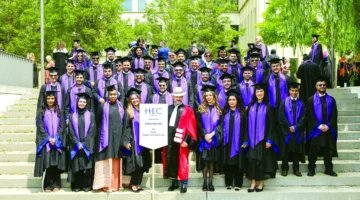 جامعة الدراسات العليا لإدارة الأعمال تحتفل بتكريم خريجيها