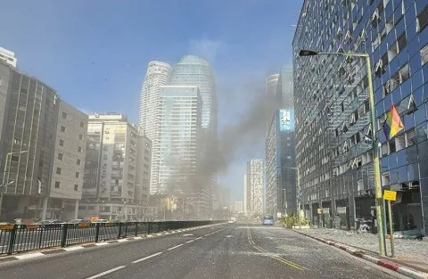 إيران تطلق الموجة الرابعة عشر من “الوعد الصادق 3” مع تعرض تل أبيب لعدّة إصابات إثر سقوطها، تليها هجمات مكثفة بالطائرات المسيرة.. ونتنياهو يؤكد أنها ستدفع “ثمناً باهظاً” بعد استهداف مستشفى. إيران تطلق الموجة الرابعة عشر من “الوعد الصادق 3” مع تعرض تل أبيب لعدّة إصابات إثر سقوطها، تليها هجمات مكثفة بالطائرات المسيرة.. ونتنياهو يؤكد أنها ستدفع “ثمناً باهظاً” بعد استهداف مستشفى.