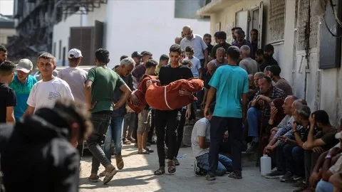 الإبادة تتواصل في غزة.. استشهاد 19 فلسطينياً، بينهم 16 من الذين كانوا ينتظرون المساعدات الإنسانية قرب مركز توزيع في وسط القطاع. الإبادة تتواصل في غزة.. استشهاد 19 فلسطينياً، بينهم 16 من الذين كانوا ينتظرون المساعدات الإنسانية قرب مركز توزيع في وسط القطاع.