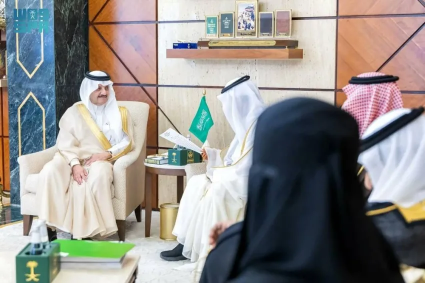 أمير الشرقية يستقبل رئيس وأعضاء مجموعة التراث والأدب الشعبي في المنطقة أمير الشرقية يستقبل رئيس وأعضاء مجموعة التراث والأدب الشعبي في المنطقة