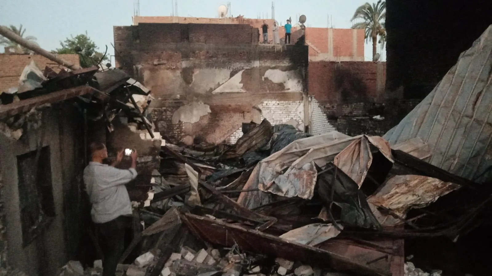 محافظ أسيوط يحيل حادث حريق مستودع زيوت مستعملة للجهات القضائية محافظ أسيوط يحيل حادث حريق مستودع زيوت مستعملة للجهات القضائية