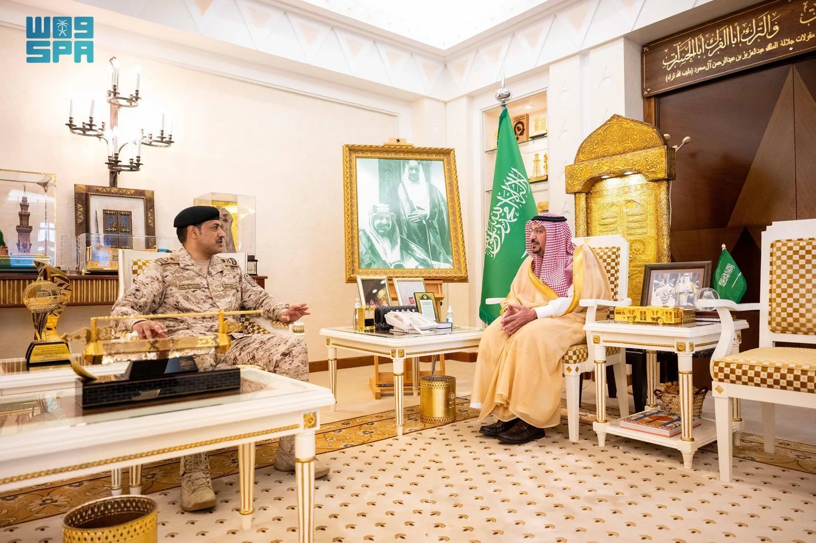 أمير القصيم يلتقي قائد لواء الخليفة عمر بن عبدالعزيز في المنطقة أمير القصيم يلتقي قائد لواء الخليفة عمر بن عبدالعزيز في المنطقة