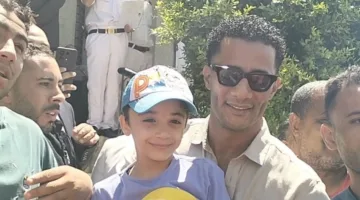محمد رمضان يأخذ صورًا تذكارية مع معجبيه أمام محكمة الأحداث في أكتوبر